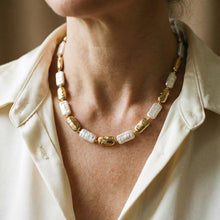 Collier vintage avec perles rectangulaires dorées et blanches