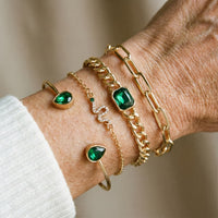 Ensemble de bracelets avec des cristaux verts