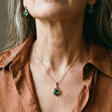 Ensemble de collier et de boucles d'oreilles en cristal vert et or