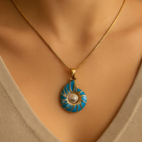 Collier en Coquillage Bleu avec Perle