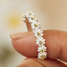 Bague ajustable en argent et émail peint à la main avec des marguerites
