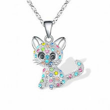 Collier argenté avec des chatons et des zirconias colorés