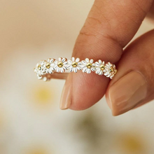 Bague ajustable en argent et émail peint à la main avec des marguerites