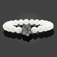Bracelet avec des perles en forme de patte – Design en pierre naturelle