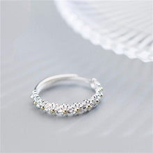 Bague ajustable en argent et émail peint à la main avec des marguerites
