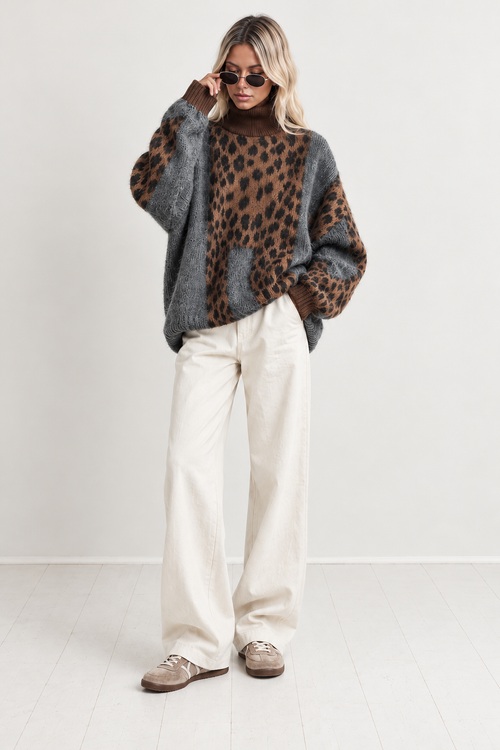 Pull femme oversize à col roulé et imprimé animalier