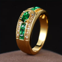 Bague dorée brillante avec vert