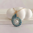 Collier en Coquillage Bleu avec Perle