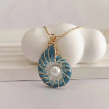 Collier en Coquillage Bleu avec Perle
