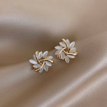 Boucles d'oreilles élégantes et raffinées avec des pétales d'opale en or