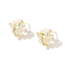 Boucles d'oreilles élégantes et raffinées avec des pétales d'opale en or