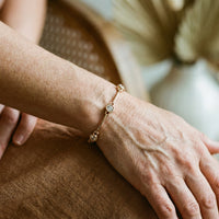 Bracelet élégant avec des zirconias en or