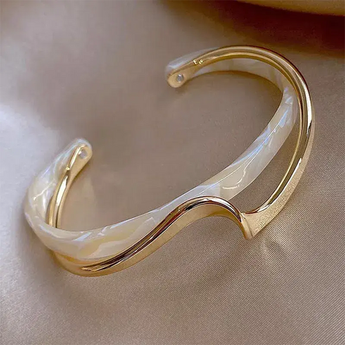 Bracelet ouvert élégant en émail blanc et or