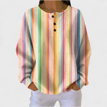 Sara - Pull à rayures colorées avec patte boutonnée