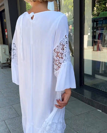 Robe en dentelle à col rond