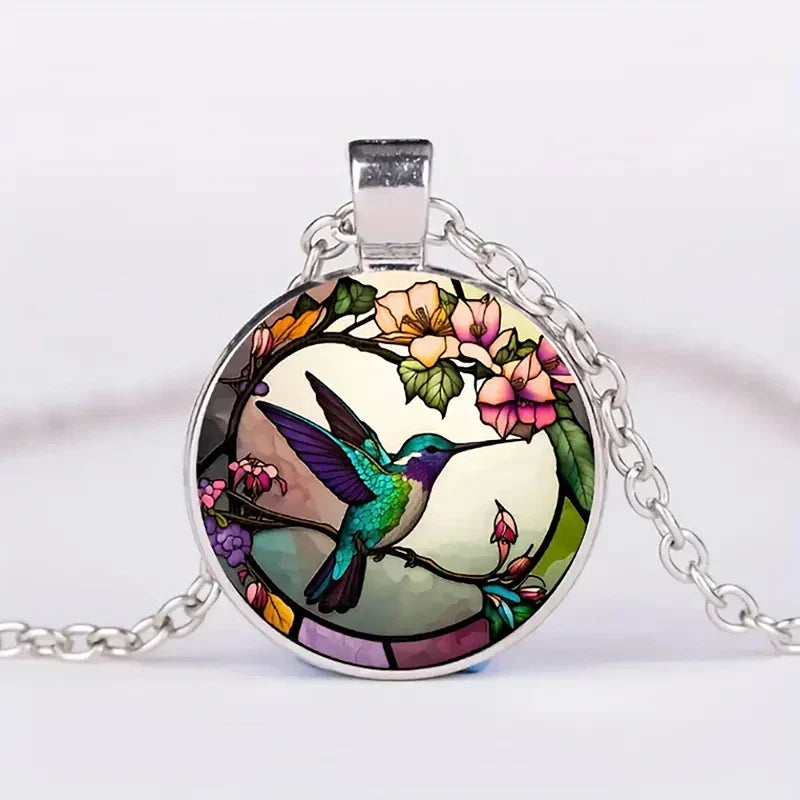 Collier avec Pendentif en Forme de Colibri avec Dôme en Verre