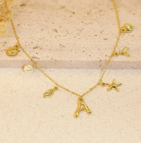 Collier avec lettre en bambou, étoile de mer et coquillage
