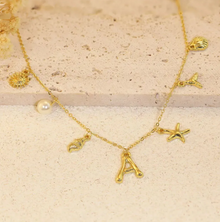 Collier avec lettre en bambou, étoile de mer et coquillage