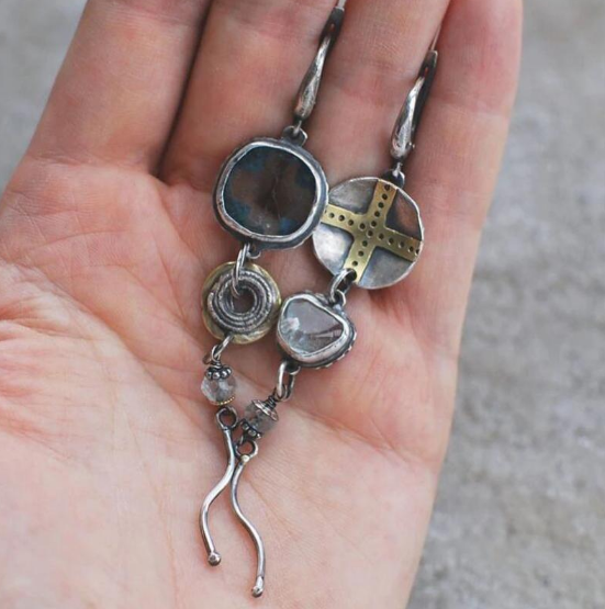 Boucles d'oreilles artisanales Croix asymétrique en métal