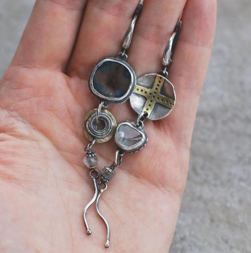 Boucles d'oreilles artisanales Croix asymétrique en métal