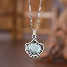 Ensemble vintage de collier et de boucles d'oreilles avec des pierres précieuses ovales bleues