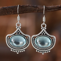Ensemble vintage de collier et de boucles d'oreilles avec des pierres précieuses ovales bleues