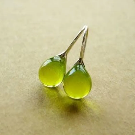 Boucles d'oreilles avec opale incrustée
