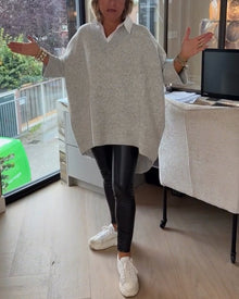Pull Avec Caractéristiques Col V, Boutonné Et Asymétrique