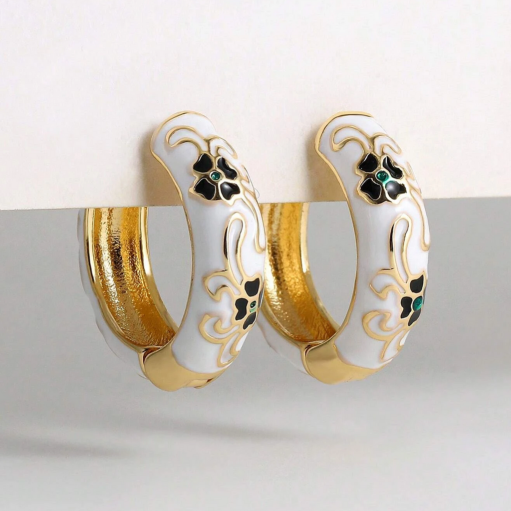 Boucles d'oreilles vintage avec émail blanc et anneau