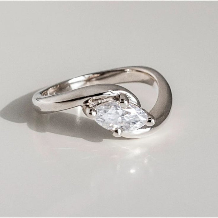 Bague vintage en argent ondulé avec zircon