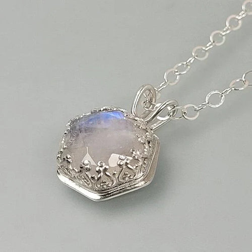 Collier vintage blanc avec cristaux