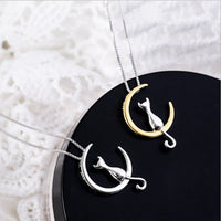 Collier élégant avec lune croissante et chat