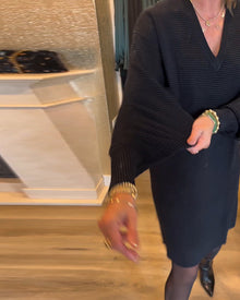 Robe pull de couleur unie à col en V