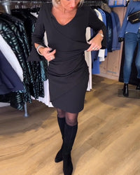 Robe avec cou de cou et manche fascinante