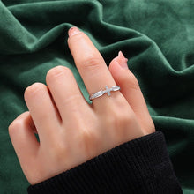 BAGUE ÉLÉGANTE AVEC CRUCIFIXE ET PIERRES DE ZIRCON