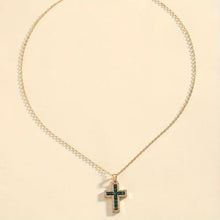 Collier en or avec pendentif croix émeraude solennelle