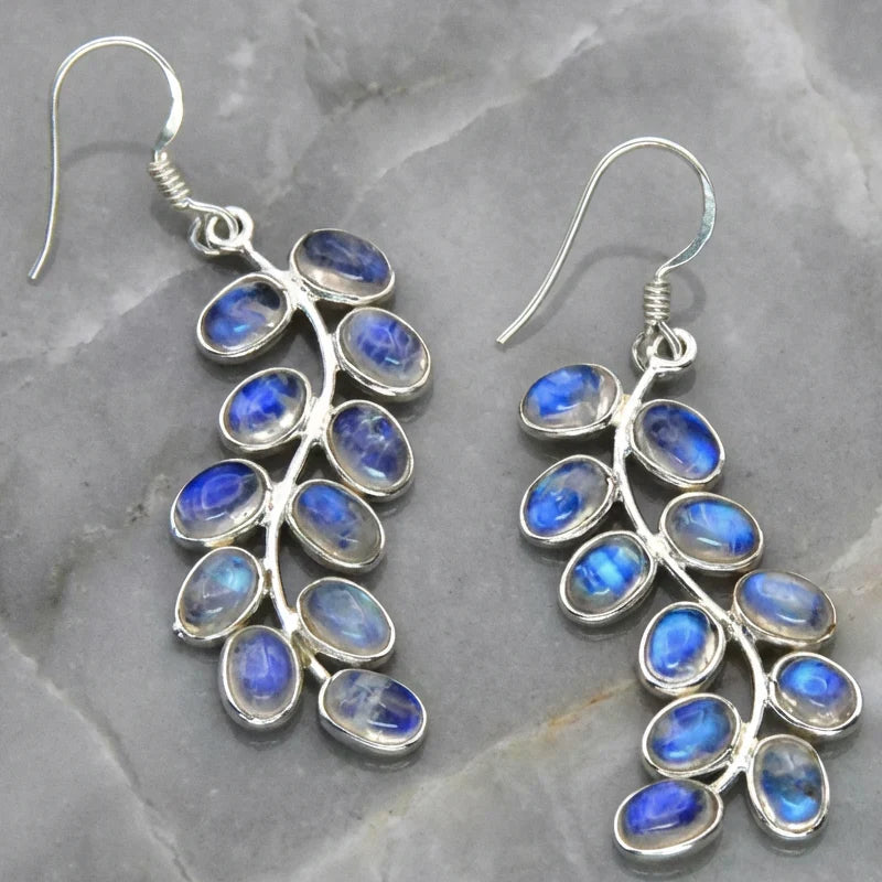 Boucles d'oreilles en pierre de lune en forme de feuilles de plantes.
