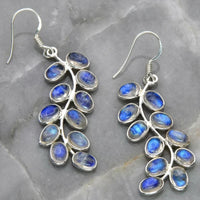 Boucles d'oreilles en pierre de lune en forme de feuilles de plantes.
