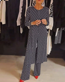 Costume élégant fendu à pois