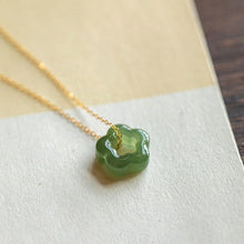 Collier avec fleur et jade
