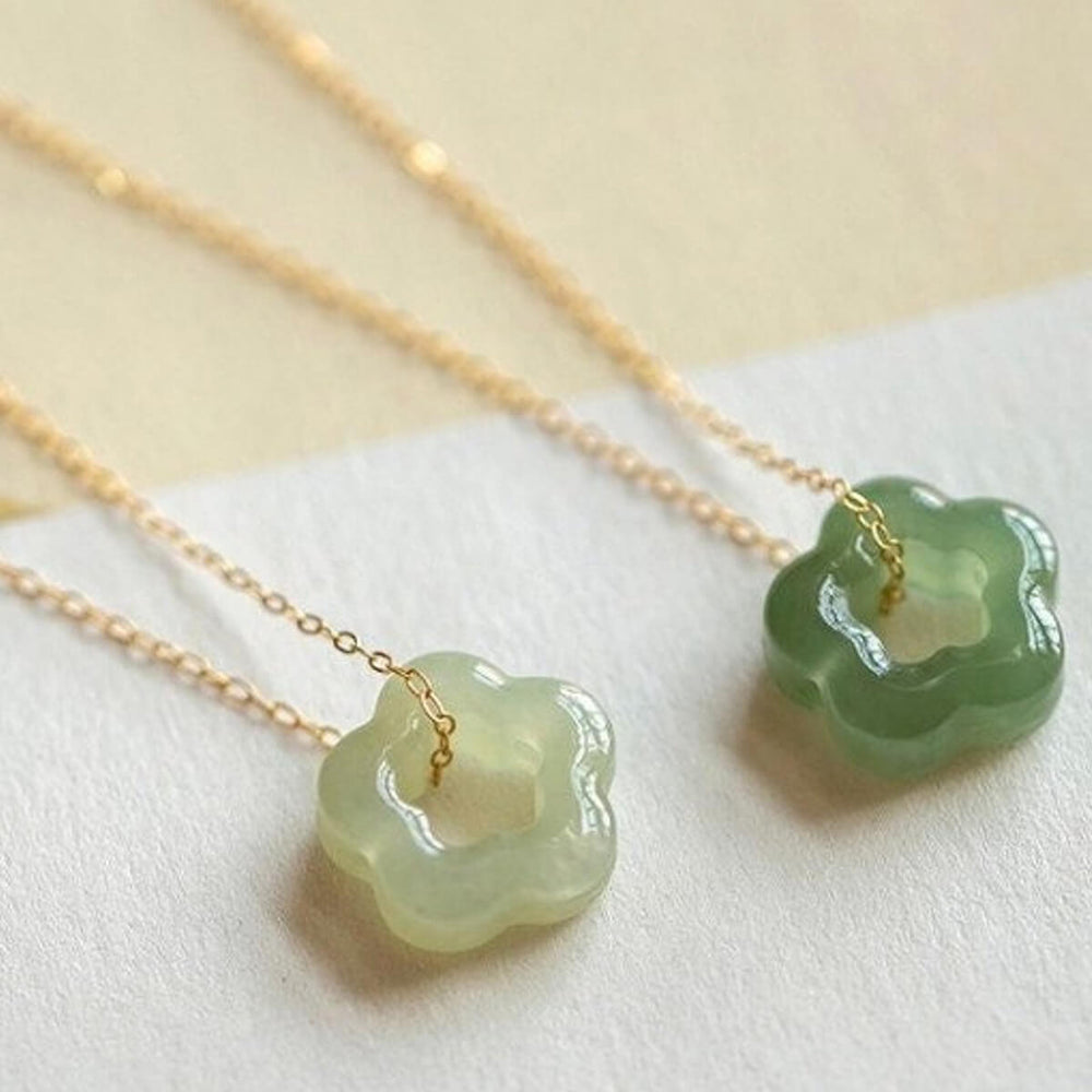 Collier avec fleur et jade