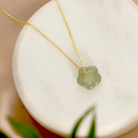 Collier avec fleur et jade
