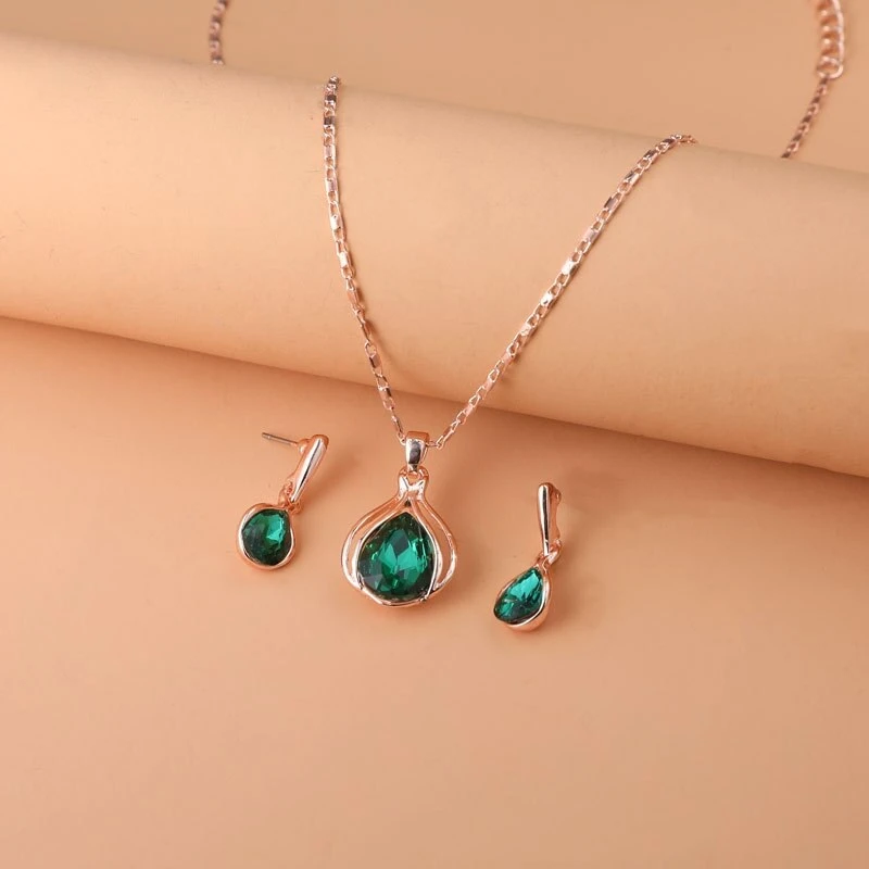 Ensemble de collier et de boucles d'oreilles en cristal vert et or