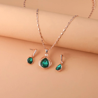 Ensemble de collier et de boucles d'oreilles en cristal vert et or