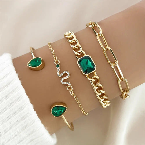 Ensemble de bracelets avec des cristaux verts