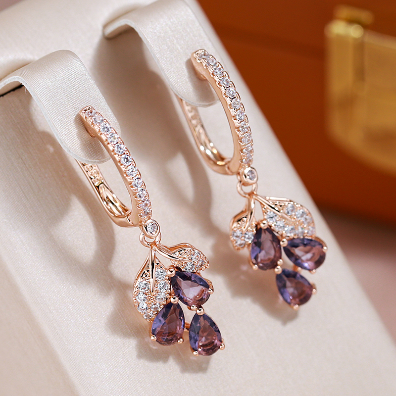 Boucles d'oreilles élégantes avec des cristaux de grenat en or