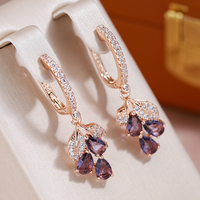 Boucles d'oreilles élégantes avec des cristaux de grenat en or