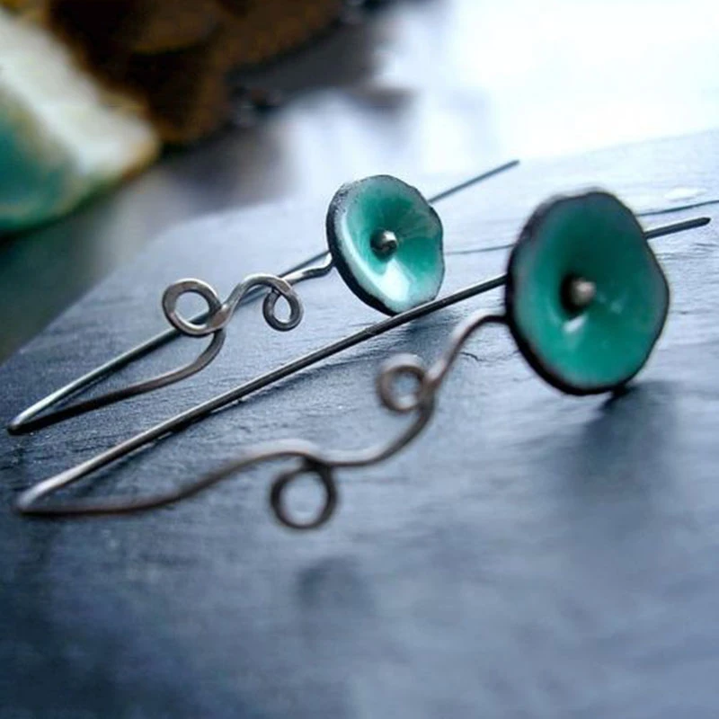 Boucles d'oreilles vintage avec fleur et émail vert