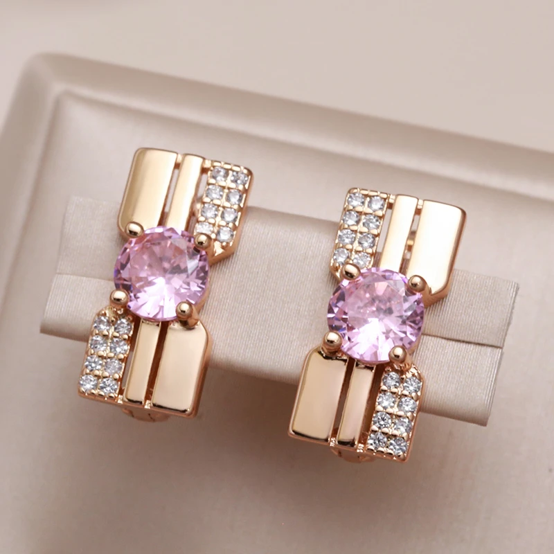 Boucles d'oreilles avec des diamants en zircon cubique rose