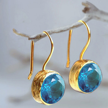 Boucles d'oreilles vintage dorées avec des cristaux bleus